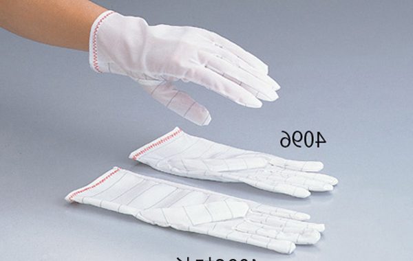 无尘手套4096系专为洁净室和无尘环境设计，采用高品质PU涂层和聚酯内衬，提供极佳的防尘性能，防静电效果显著。其手掌部采用PU膜层压，内衬聚酯100%配合碳纤维，手背部采用特殊处理的聚酯材质，确保了手套的耐用性与舒适性。适用于电子、半导体、医疗、制药等行业，特别是对洁净度要求高的环境。