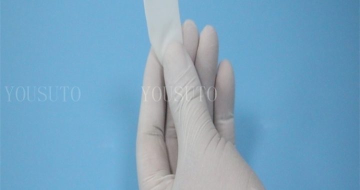 高洁净低污染防护手套，低氯低硫丁腈材质，广泛应用于半导体、电池、光电、生物医药等高端制造领域，具备优异化学防护与洁净性能，防止腐蚀污染，提升产品良率。